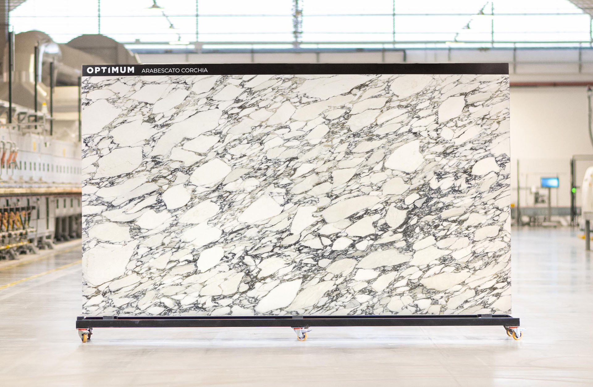 Elfenbeinweiße Platte mit Marmoreffekt und lebhaften grauen und beigen Maserungen