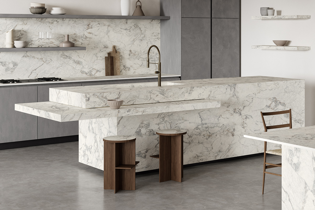 op cucina in grès porcellanato effetto marmo bianco con venature grigie, collezione Calacatta Matarazzo di Optimum Surfaces