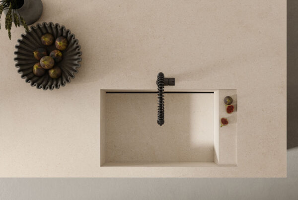 top cucina in grès porcellanato effetto pietra, collezione Limestone Ivory di Optimum Surfaces