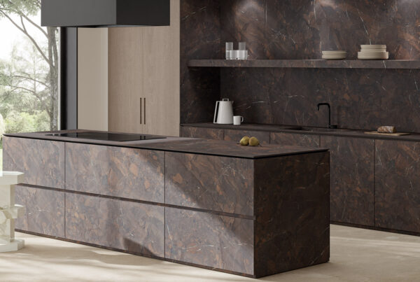 rivestimenti per cucina in grès effetto pietra marrone fondente, prodotto Imperial Brown di Optimum Surfaces