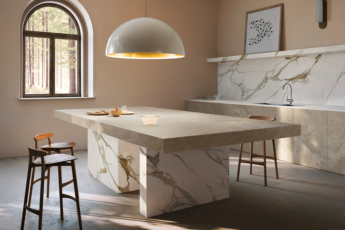 Cucina contemporanea con top e rivestimento in grès porcellanato effetto marmo bianco Optimum Calacatta Gold, venature calde e design essenziale dal tono armonioso.