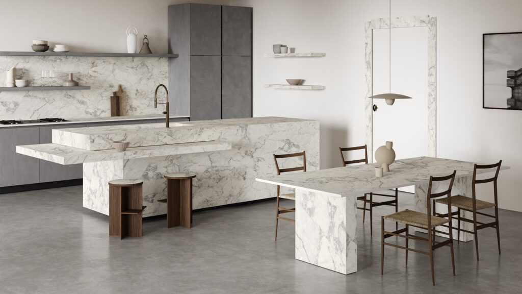 Cucina moderna con isola e pareti in grès effetto marmo bianco Calacatta Matarazzo Optimum, con venature delicate e finitura soft touch. Design elegante, luminoso e di grande formato.