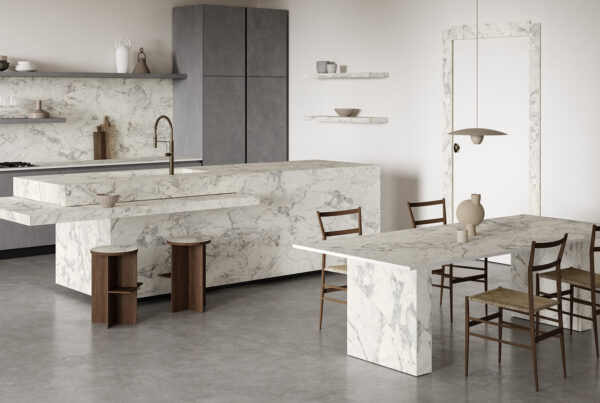 Cucina moderna con isola e pareti in grès effetto marmo bianco Calacatta Matarazzo Optimum, con venature delicate e finitura soft touch. Design elegante, luminoso e di grande formato.