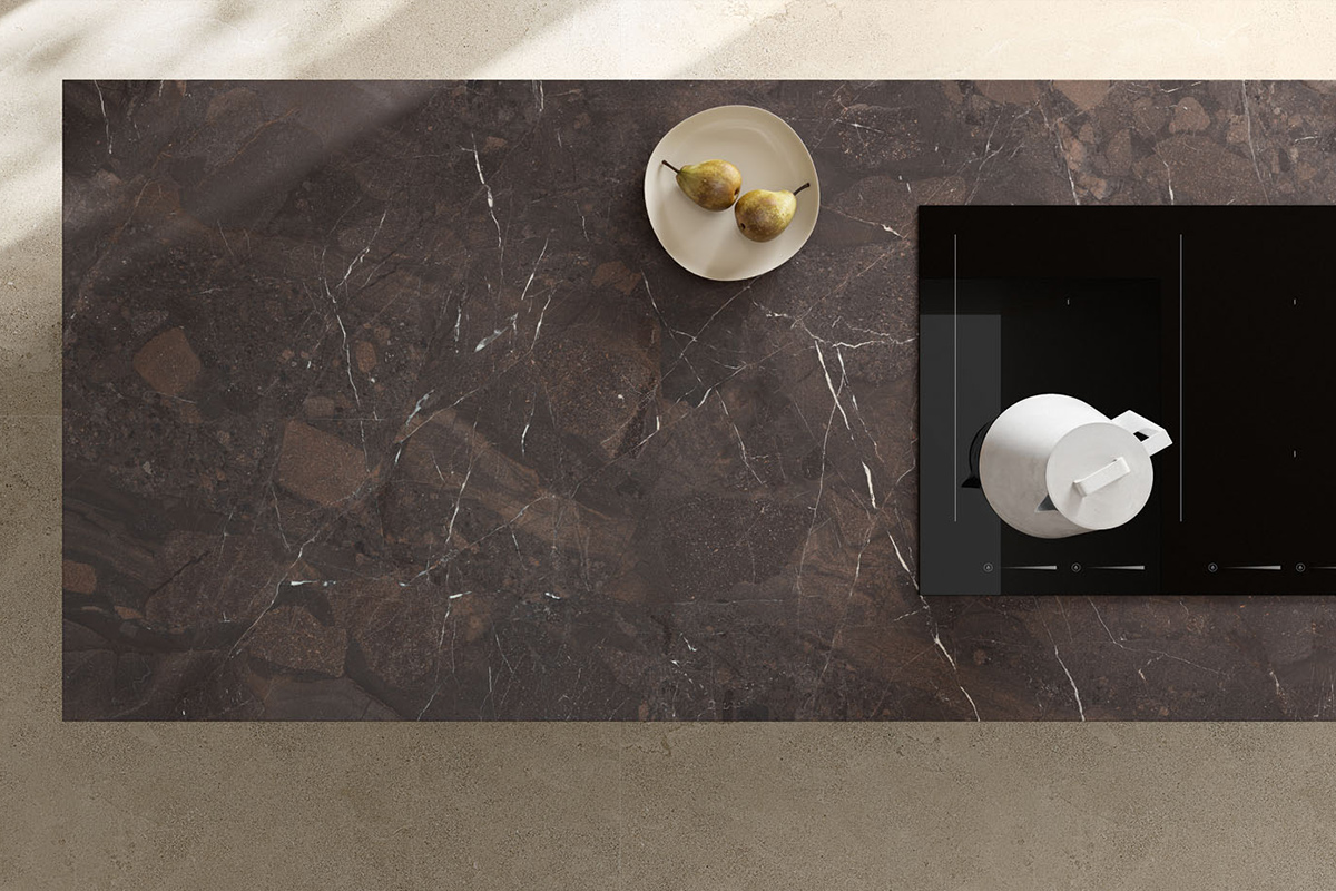 top cucina in grès porcellanato effetto effetto quarzite marrone, collezione Imperial Brown di Optimum Surfaces