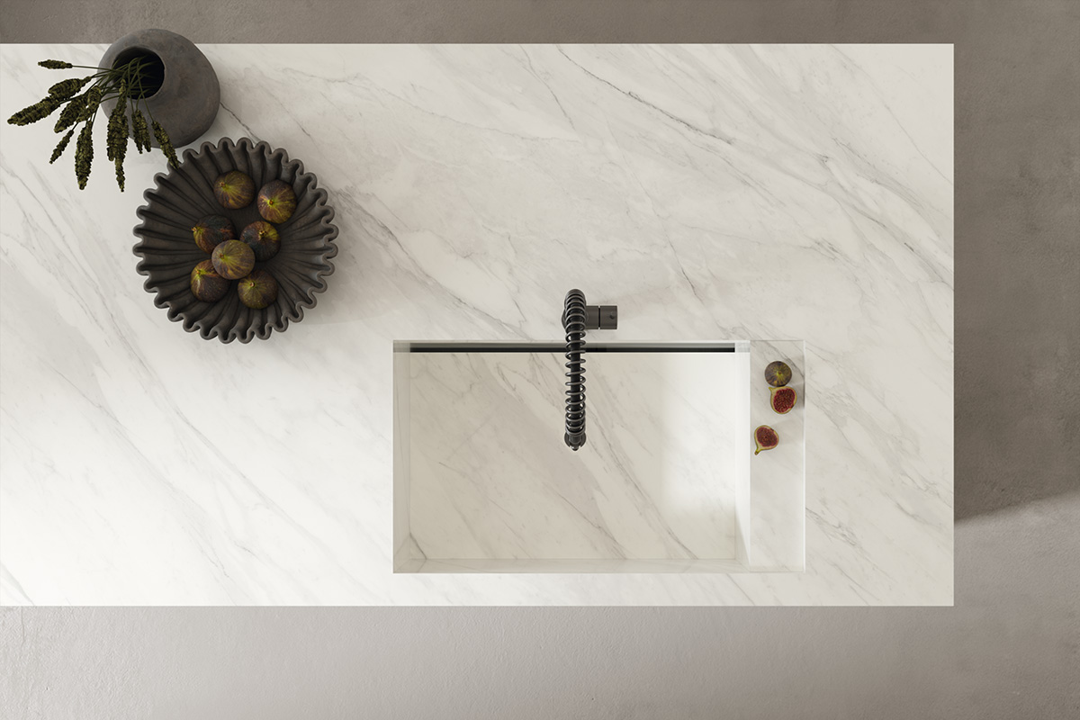 Top cucina in grès effetto marmo bianco Optimum Calacatta Supreme, con venature grigio fumo e lavello integrato, ideale per ambienti minimal e contemporanei